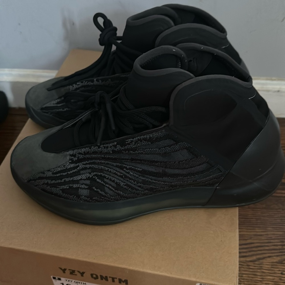 Yeezy QBTM size 10 men’s